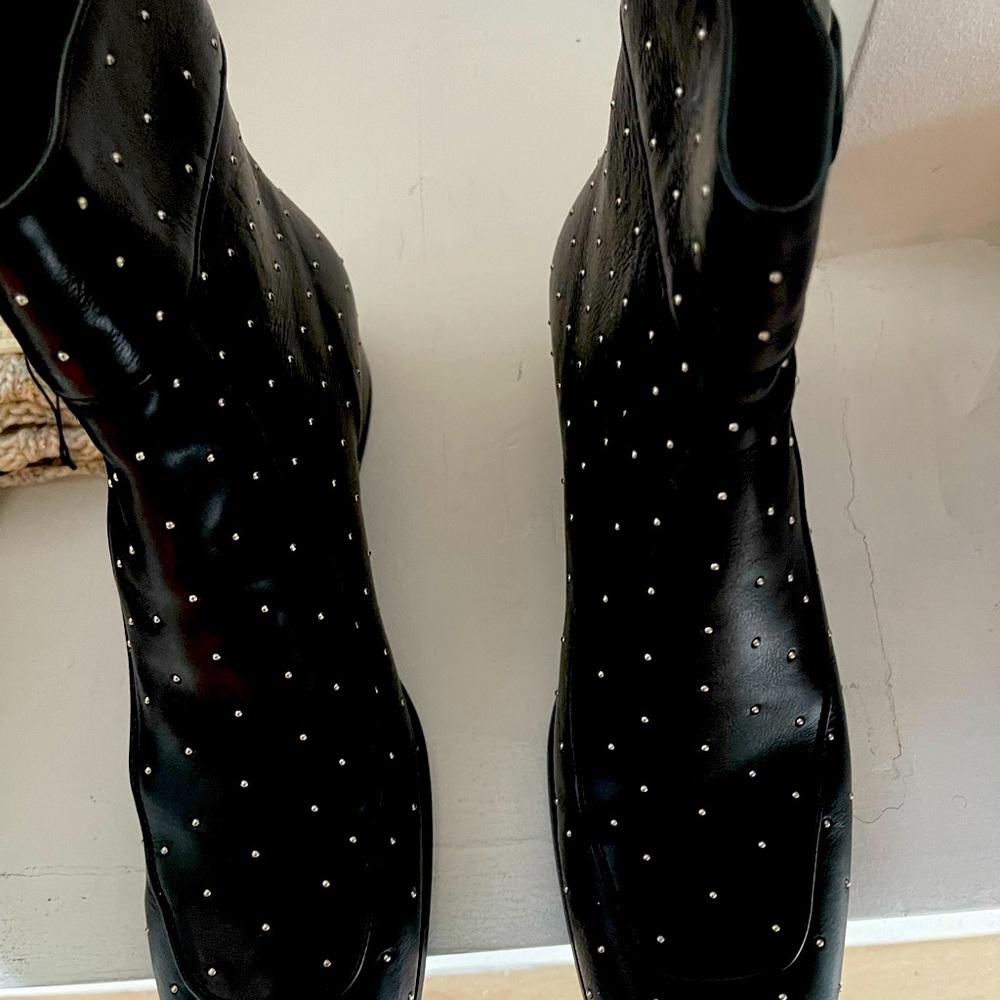 Men black leather studded Chelsea boots